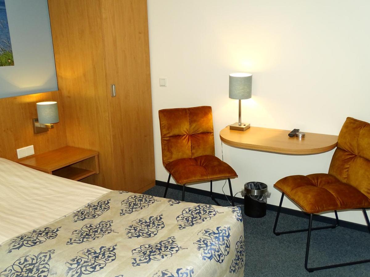 Hotel Cafe Restaurant "De Kroon" 维斯可可 外观 照片